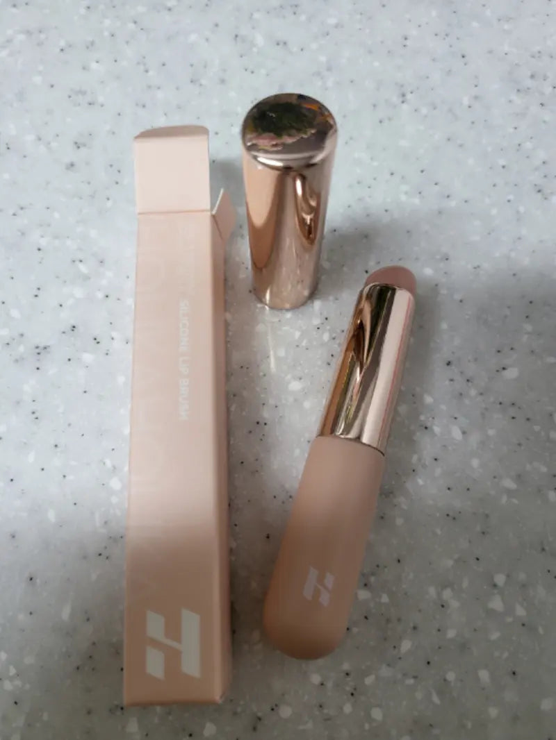 [Holika Holika] Blurry Silicone Lip Brush – Soft Blending Tip – Portable Design